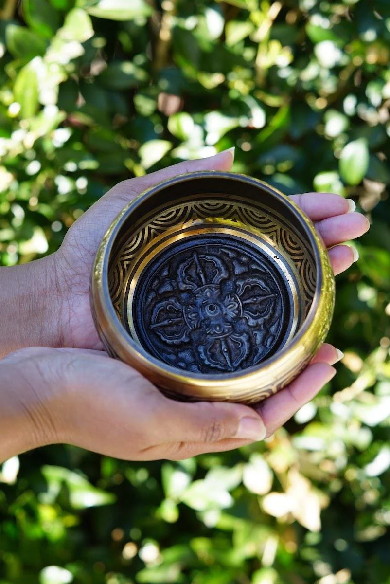 Vajra Symbol Singing Bowl for Positivity - Image 11