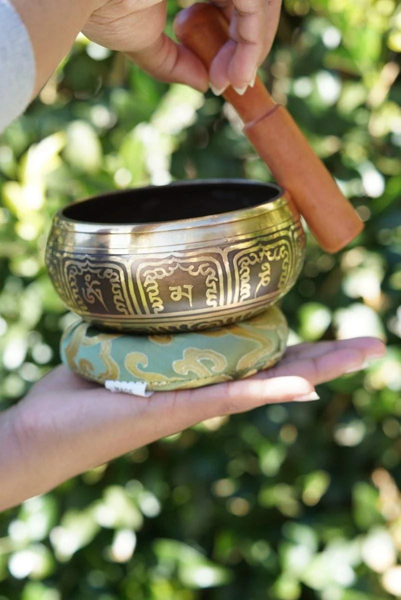 Vajra Symbol Singing Bowl for Positivity - Image 13