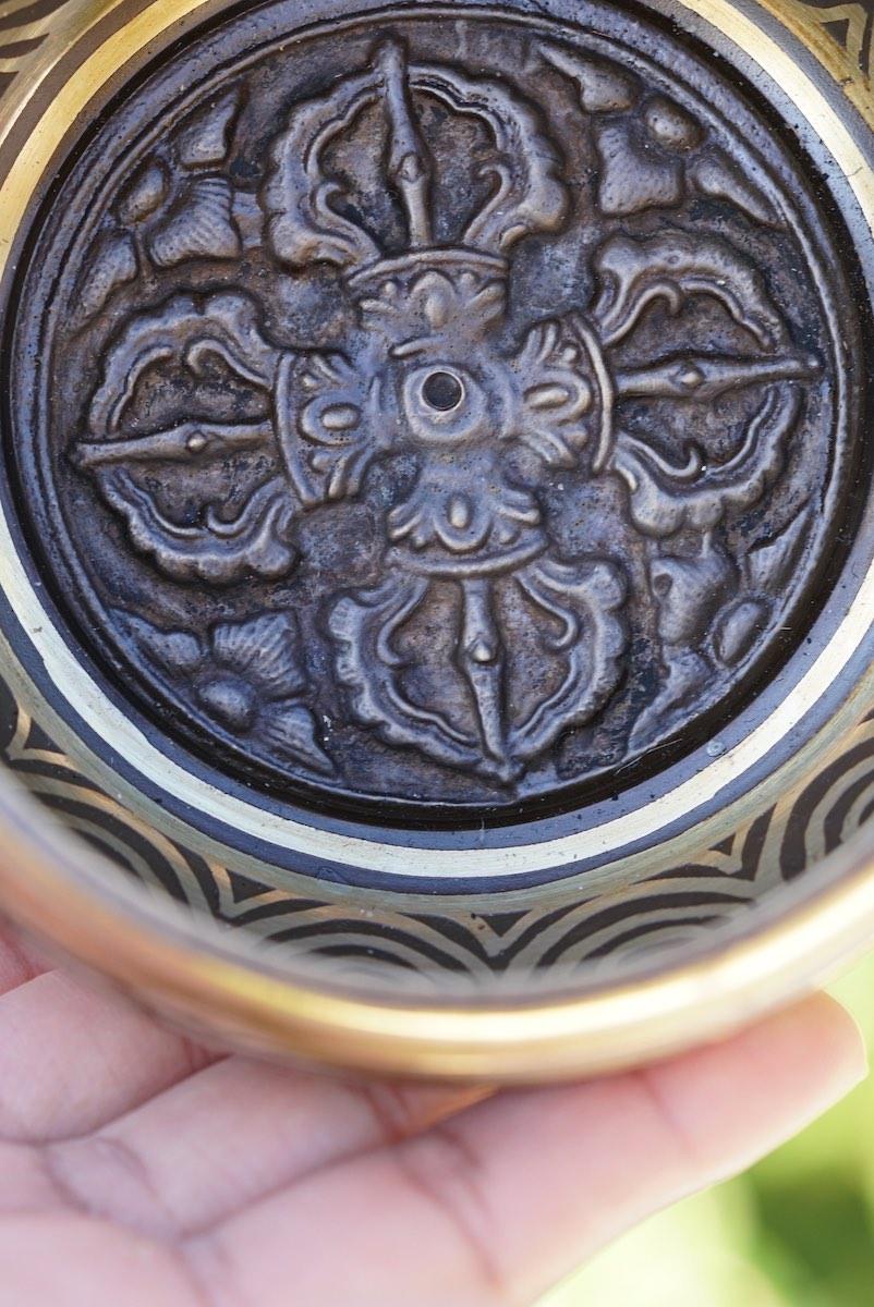 Vajra Symbol Singing Bowl for Positivity - Image 8